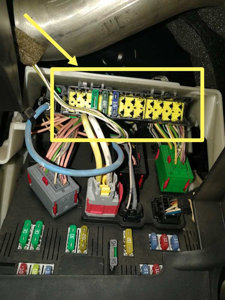 Как открыть капот для доступа к блокам предохранителей