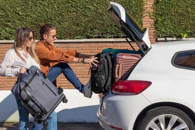 Использование внутренней ручки в салоне для открытия багажника