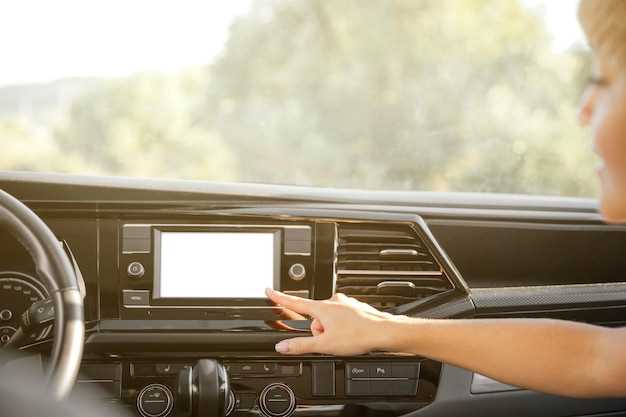 Подключение внешних устройств через USB и AUX