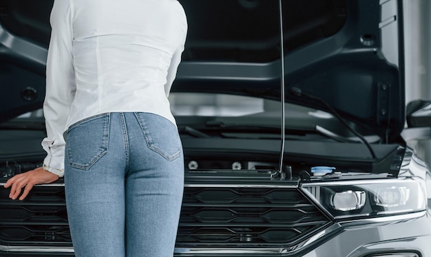 Откручивание закрепляющих болтов и клипс