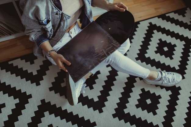 Пошаговая демонтажка ковролина: аккуратно отцепляем, освобождая от креплений