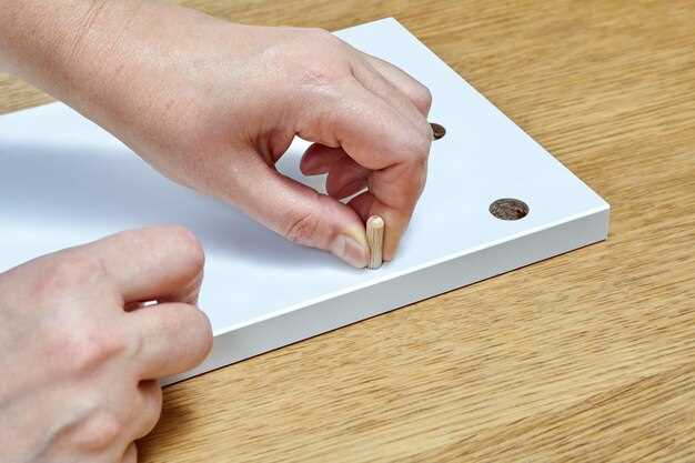 Удаление крышки бардачка для доступа к плафону