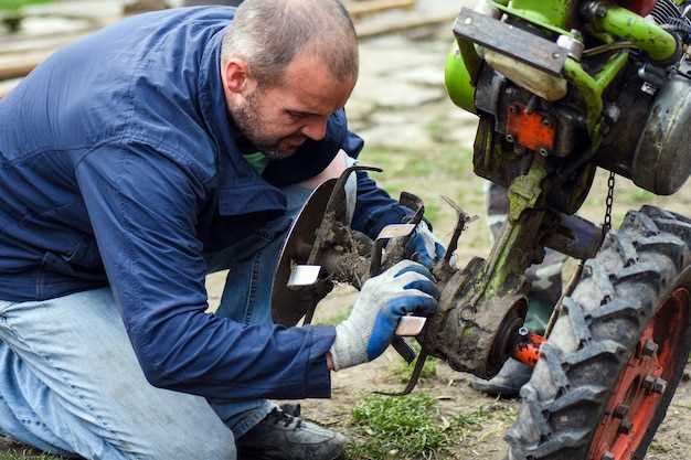 Установка двигателя на раму и фиксация крепёжными элементами