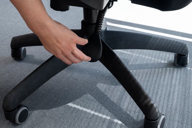 Ослабление креплений и снятие подлокотника с рамы сиденья