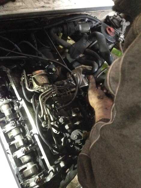 Удаление крепежных болтов и снятие генератора