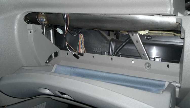 Осторожное снятие защитного молдинга