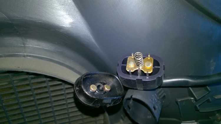 Необходимые инструменты для снятия лючка