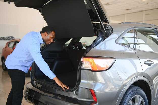 Процесс снятия обшивки багажника