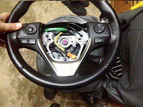 Удаление декоративной накладки и откручивание элементов