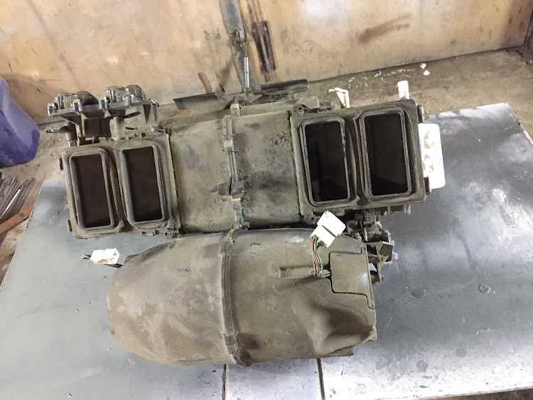 Выкручивание крепежей устройства