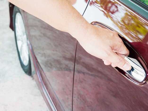 Отворачивание и снятие замка с кузова