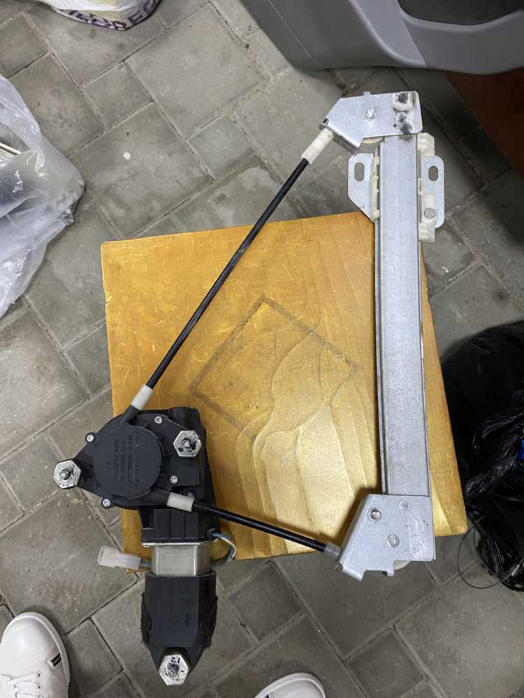 Снятие дверной обшивки для доступа к стеклоподъемнику