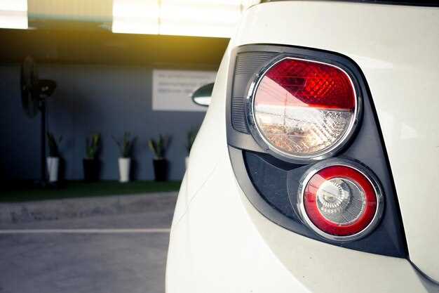 Доступ к задним фонарям через внутренний отсек или багажник