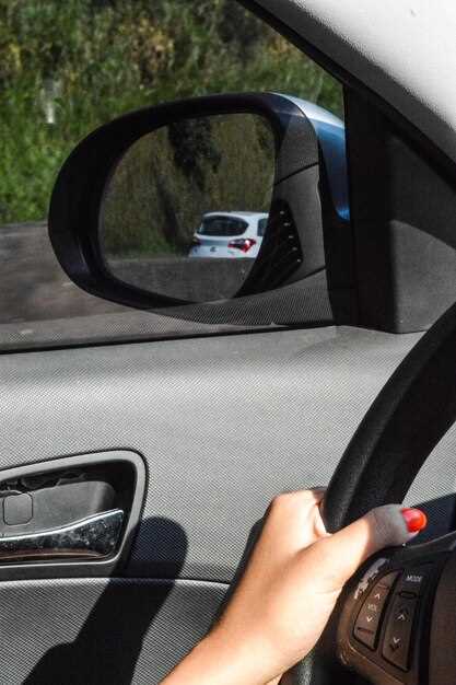 Отделение старого зеркального элемента: аккуратность и контроль за силой воздействия