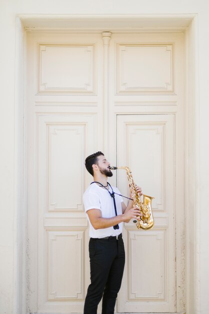 Коммуникация с режиссерами и дирижером в процессе постановки