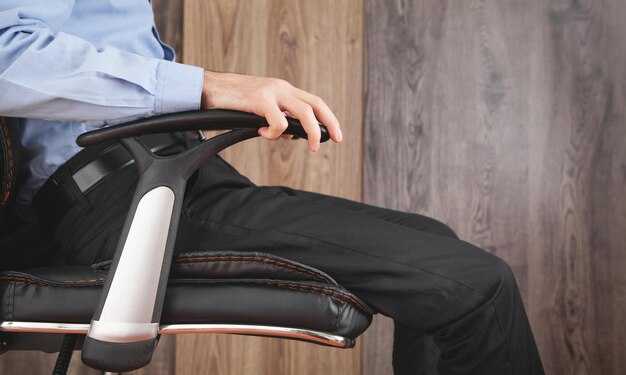 Регулировка высоты и фиксация подлокотника: типы механизмов и допустимые зазоры