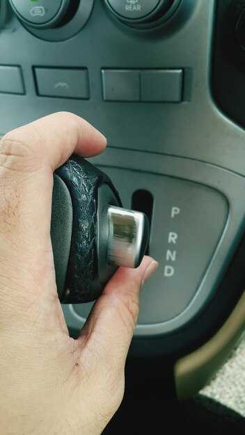 Доступ к тросам: снятие центральной консоли и защитных крышек