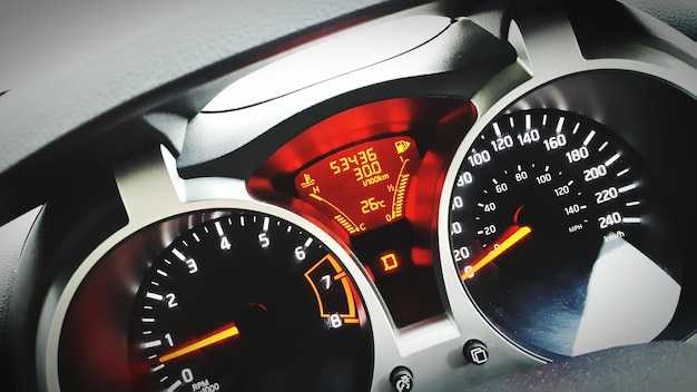 Снятие верхнего и нижнего кожухов рулевой колонки для доступа к датчику