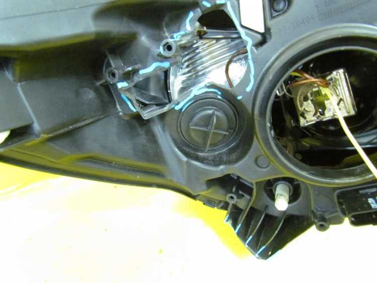 Извлечение фары из корпуса автомобиля