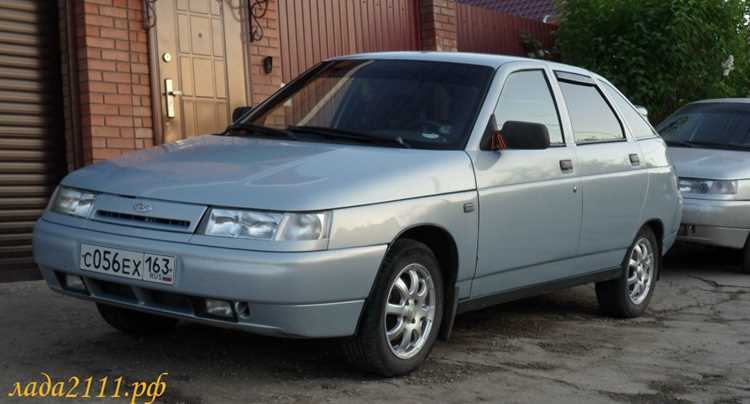 Эффект светло-серебристого металлика в различных условиях освещения